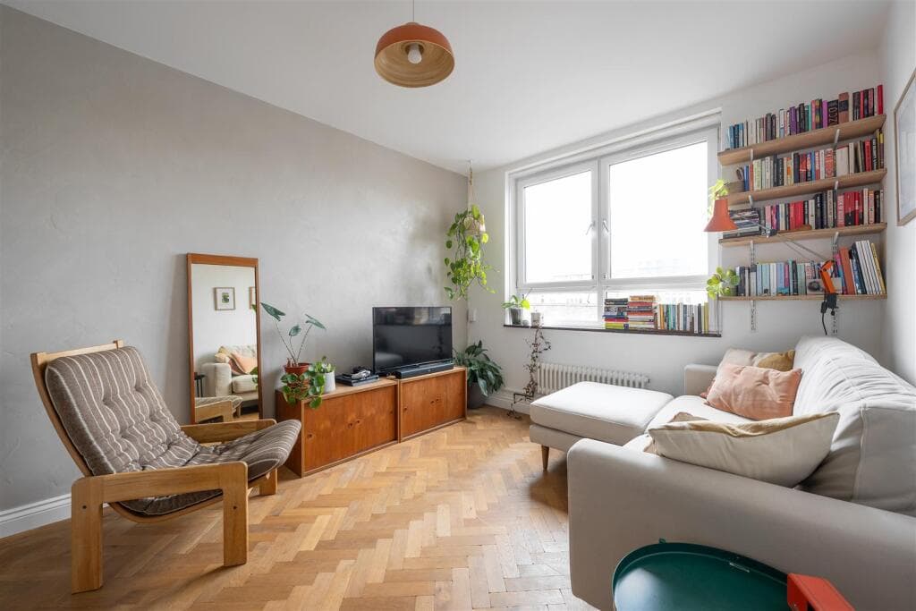 2 bedroom flat for sale in Arcola Street, Hackney, E8