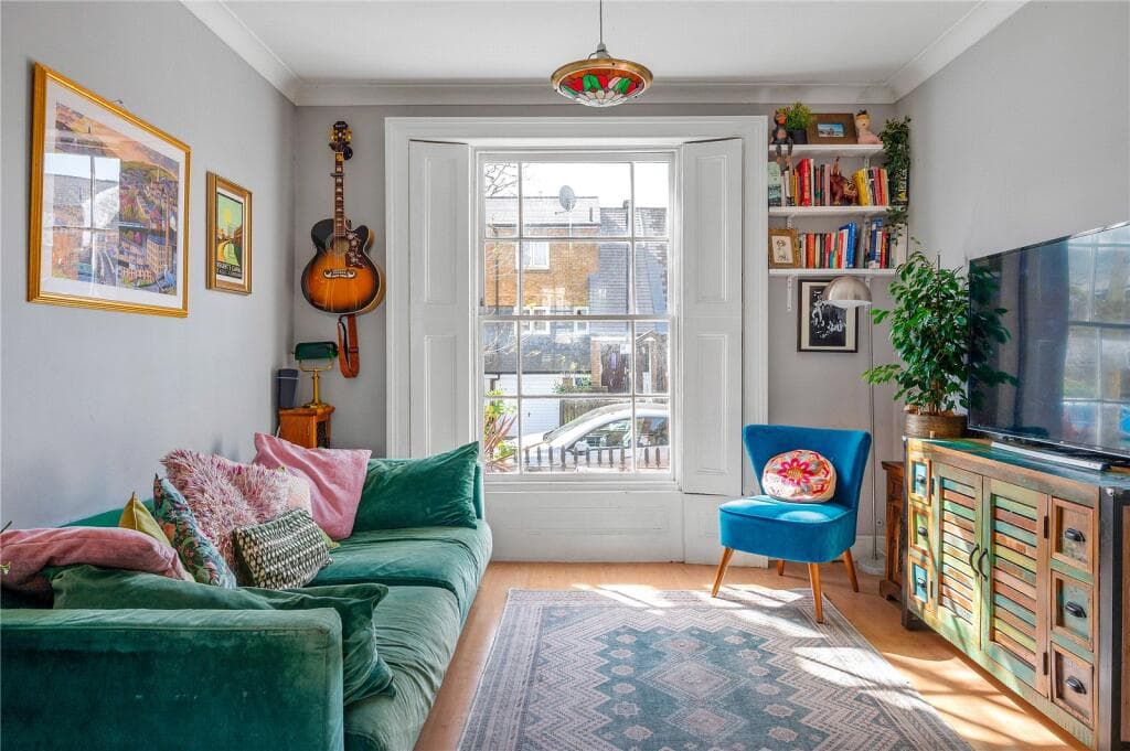 3 bedroom maisonette for sale in Brownlow Road, Hackney, London, E8