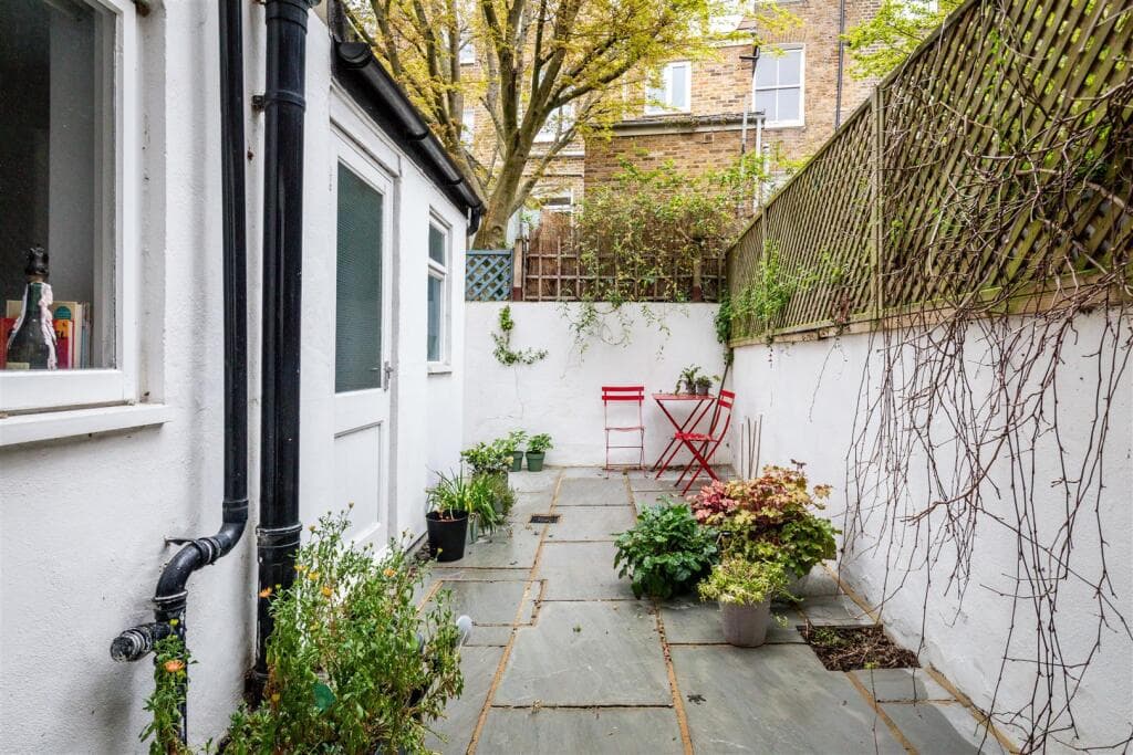 1 bedroom flat for sale in Melina Road, W12