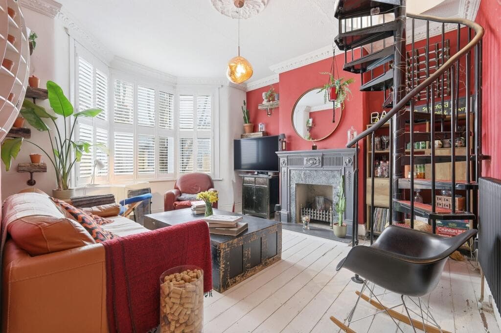 3 bedroom flat for sale in Lawton Road, Leyton, E10