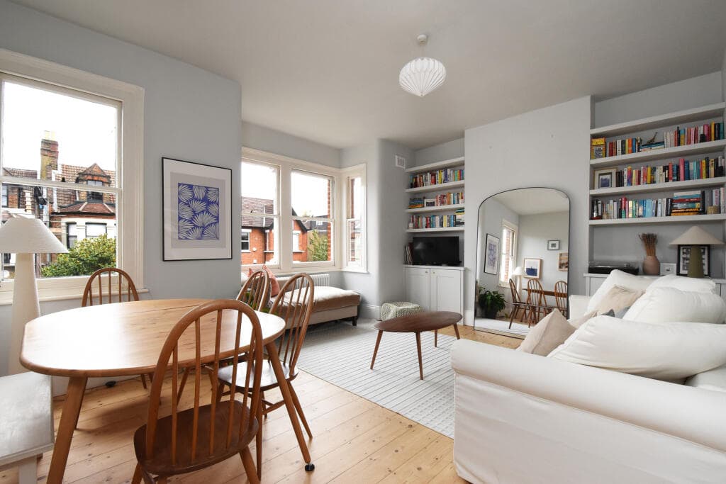 2 bedroom flat for sale in Farren Road, London, SE23