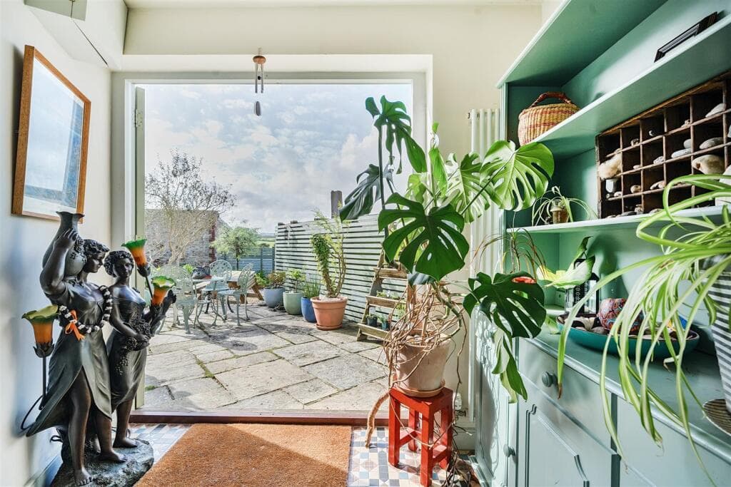 4 bedroom house for sale in Market Square, Axminster, Devon, EX13