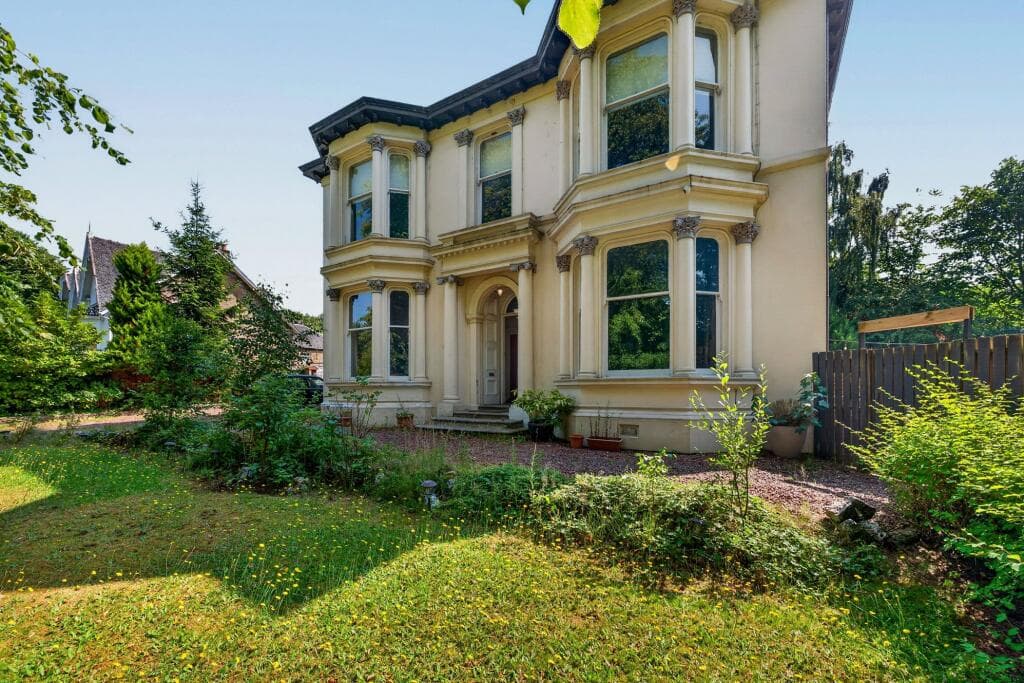 3 bedroom apartment for sale in Maxwell Drive, Pollokshields, Glasgow, G41