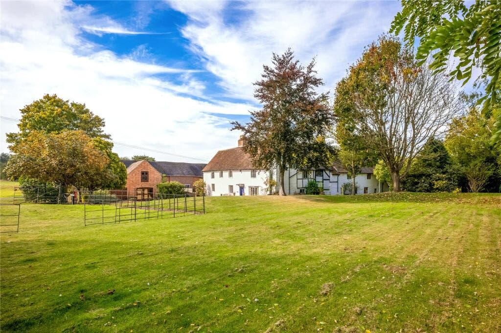 6 bedroom detached house for sale in Main Street, Tiddington, Stratford-upon-Avon, Warwickshire, CV37