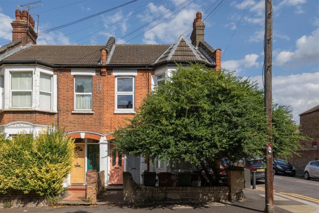 2 bedroom apartment for sale in Howard Road, Walthamstow, E17