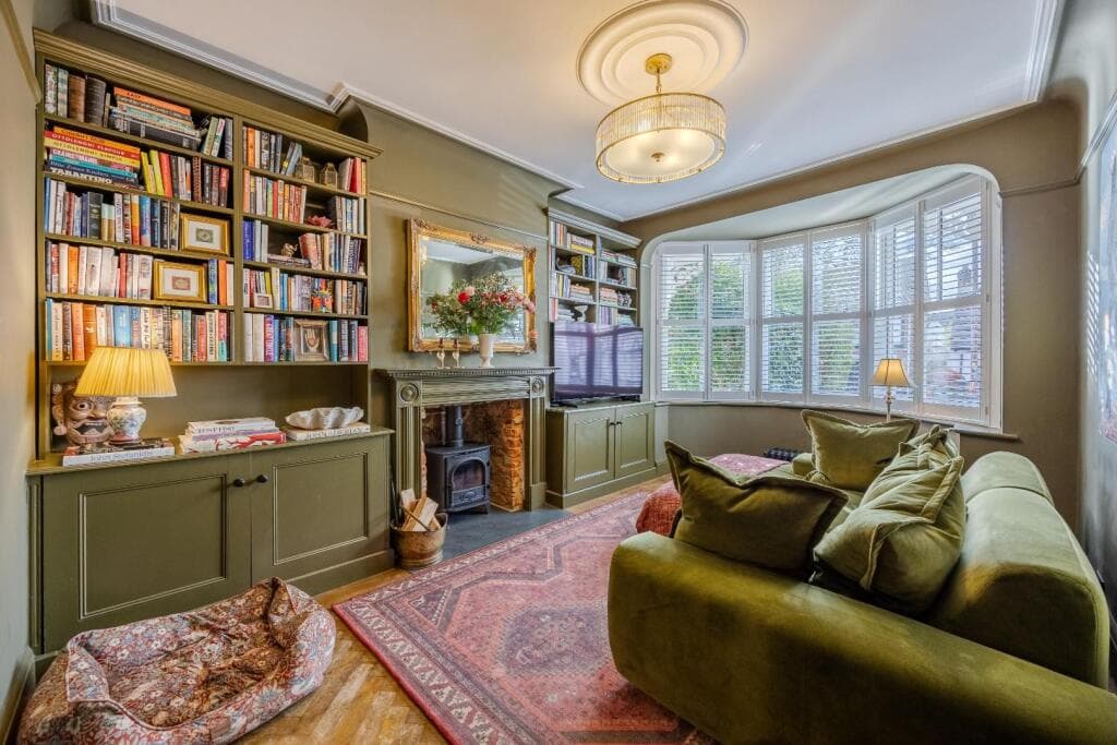 3 bedroom terraced house for sale in Oakleigh Park Drive, Leigh-On-Sea, SS9