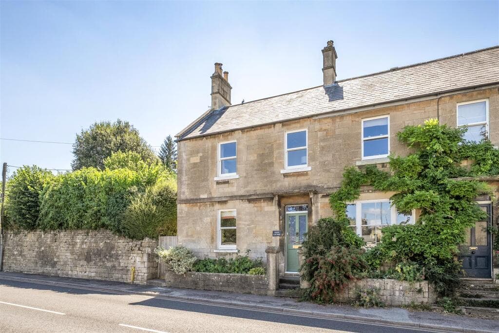 3 bedroom semi-detached house for sale in Devizes Road, Box, SN13