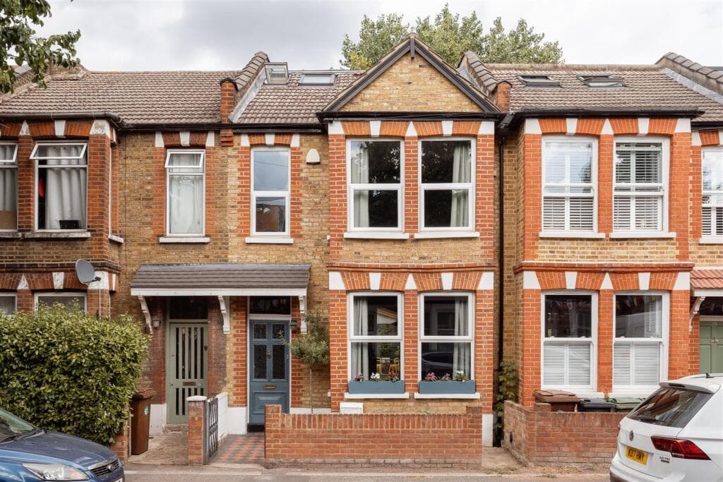 4 bedroom terraced house for sale in Cassiobury Road, Walthamstow, E17