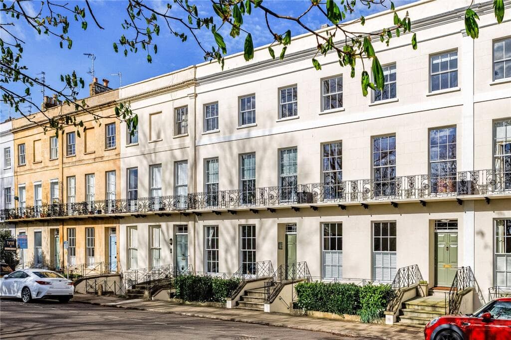 2 bedroom apartment for sale in Montpellier Spa Road, Cheltenham, Gloucestershire, GL50
