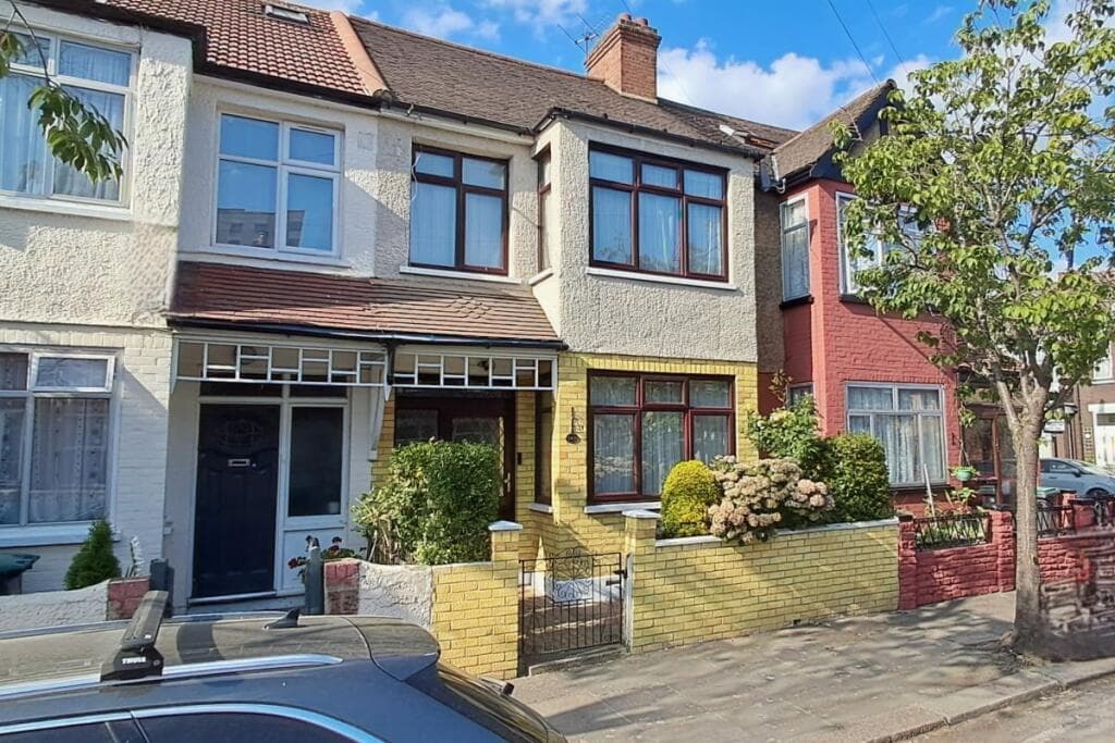 3 bedroom terraced house for sale in Thackeray Avenue, London, N17