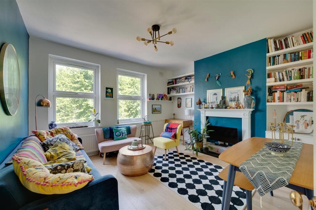 2 bedroom flat for sale in Connaught Road, London, NW10
