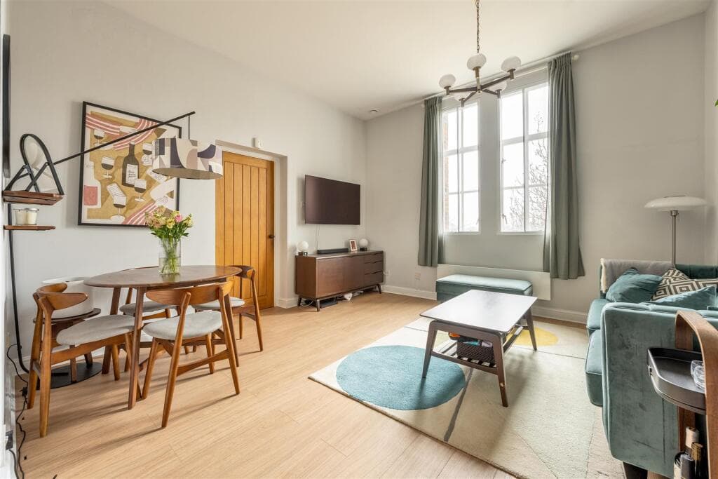 2 bedroom apartment for sale in Victory Road, Wanstead, E11