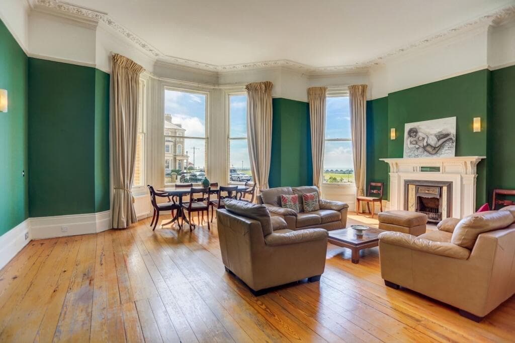 2 bedroom flat for sale in Kings Gardens, Hove, BN3