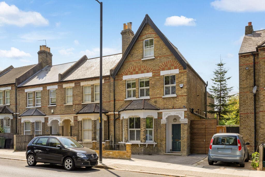 5 bedroom end of terrace house for sale in South Croxted Road, London, SE21