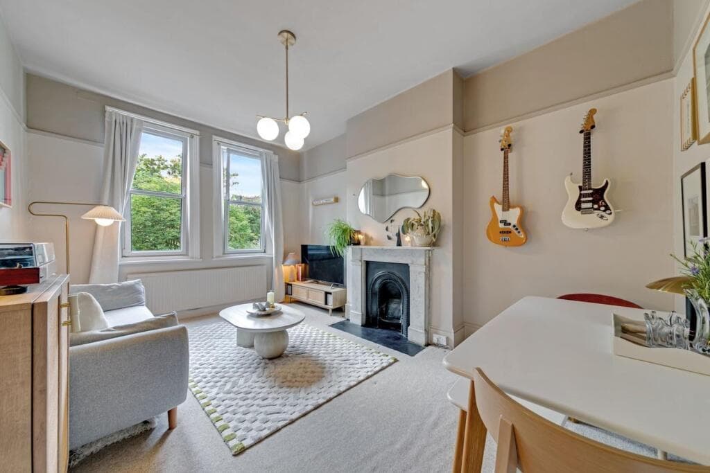 2 bedroom flat for sale in Charleville Circus, Sydenham, London, SE26