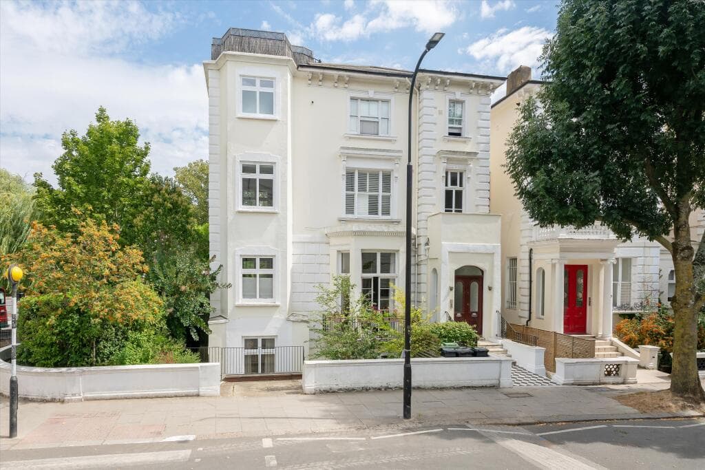 2 bedroom flat for sale in Buckland Crescent, London NW3