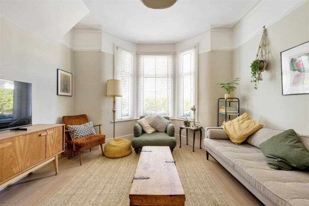 2 bedroom flat for sale in Morley Road, Leyton, E10