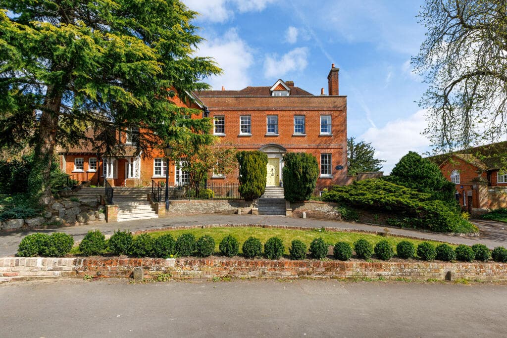 8 bedroom detached house for sale in Castle Hill, Farnham, GU9