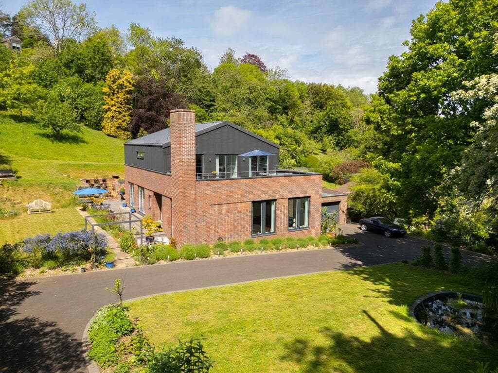 4 bedroom detached house for sale in Slines Oak Road, Woldingham, CR3