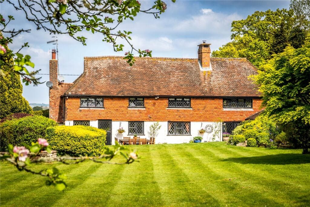 6 bedroom detached house for sale in Alfold Road, Cranleigh, Surrey, GU6