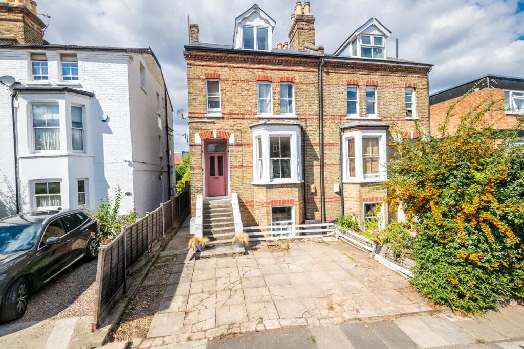 2 bedroom maisonette for sale in Devonshire Road, London, SE23