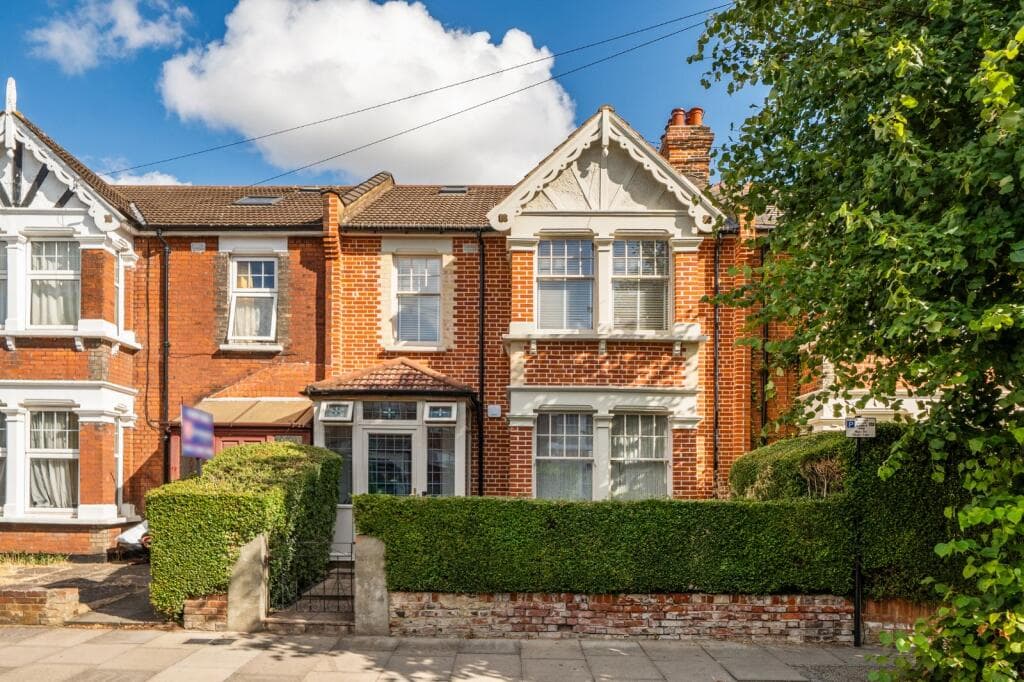 4 bedroom terraced house for sale in Belsize Avenue, Palmers Green, London, N13