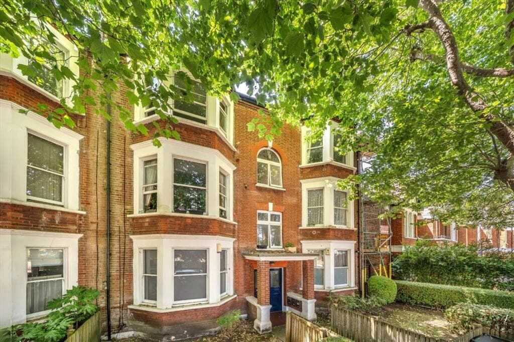 2 bedroom flat for sale in Bonneville Gardens, Clapham, SW4