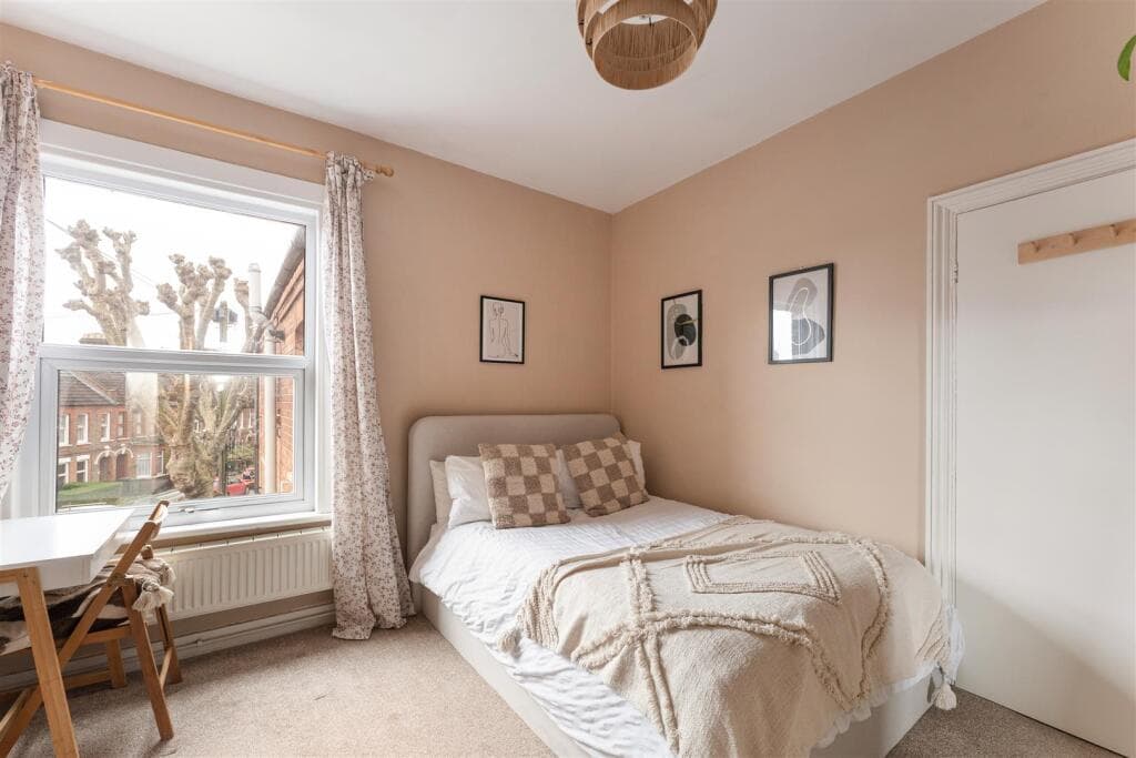 2 bedroom flat for sale in Blackhorse Road, Walthamstow, E17