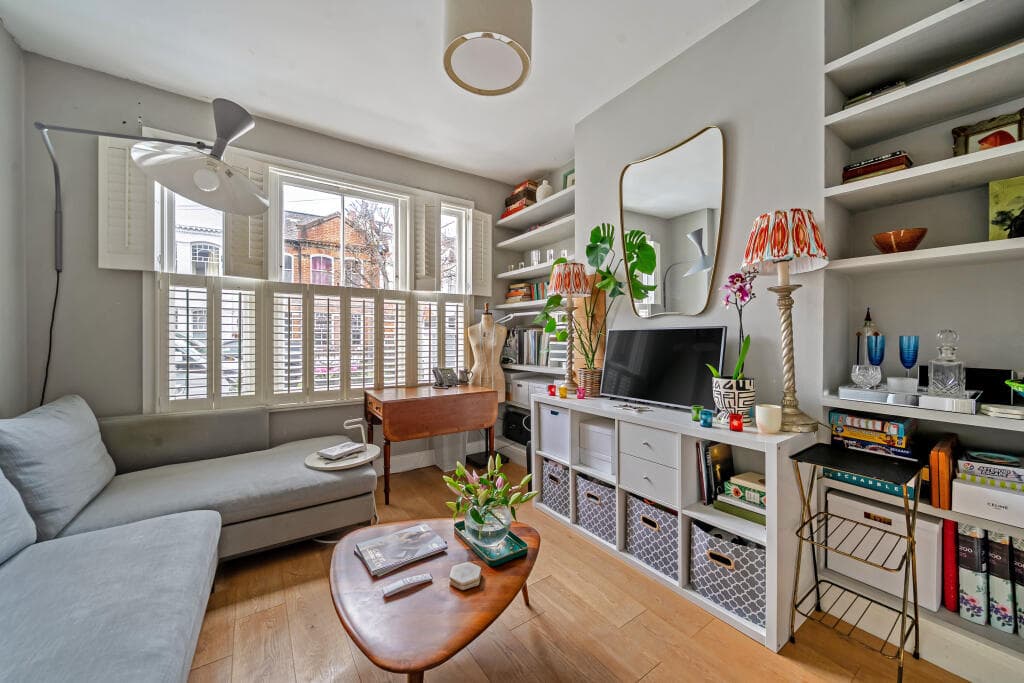 2 bedroom flat for sale in Hazlebury Road, London, SW6