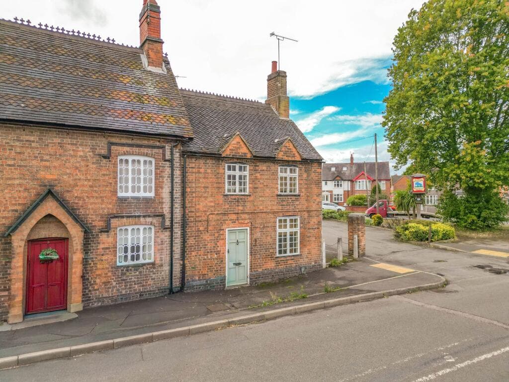 2 bedroom cottage for sale in Watling Street, Mancetter, CV9