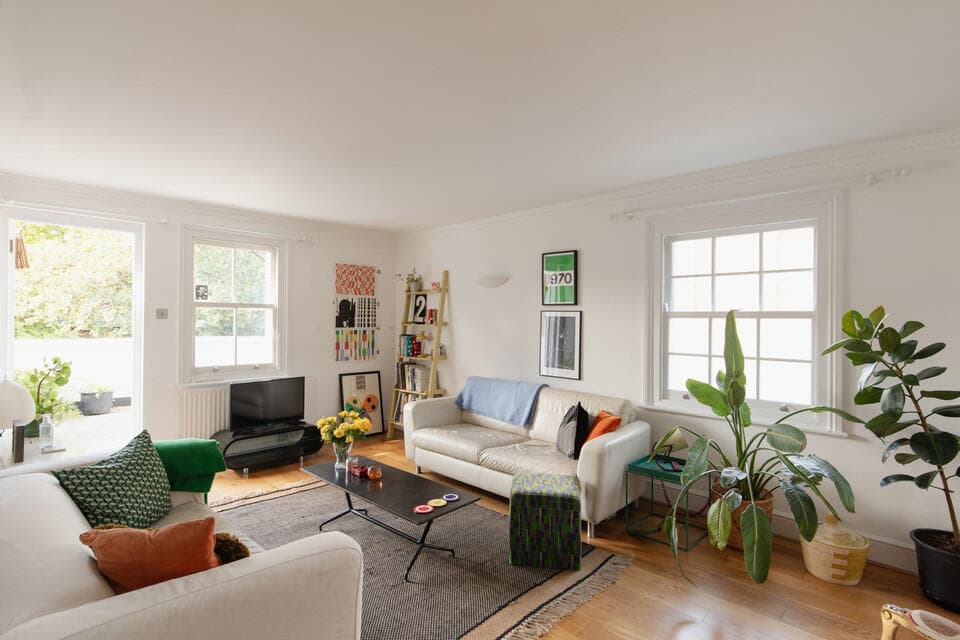 2 bedroom flat for sale in Camberwell New Road, Camberwell, London, SE5