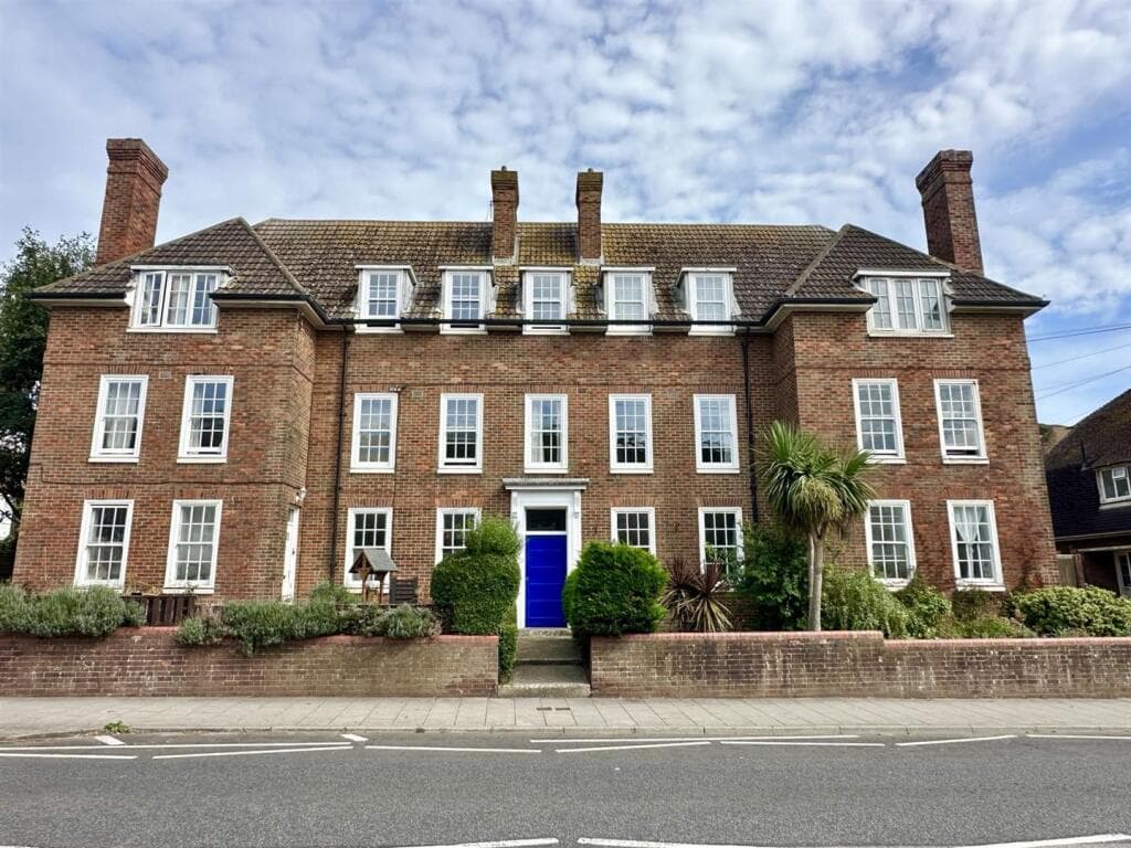 3 bedroom flat for sale in The Bourne, Hastings, TN34