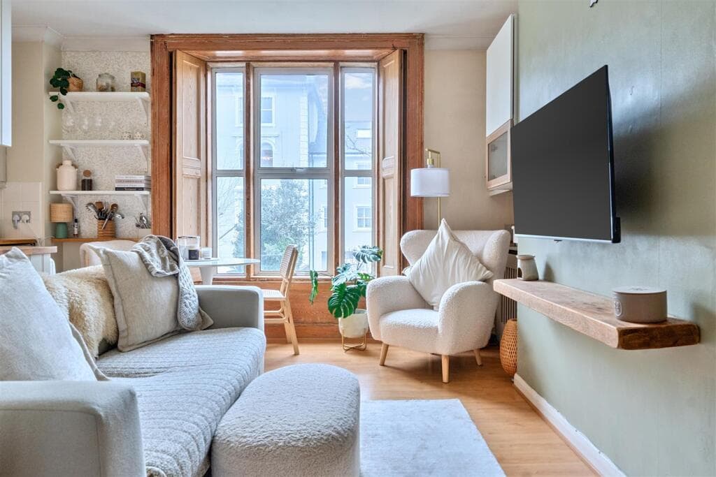 2 bedroom apartment for sale in Cadogan Road, Surbiton, KT6