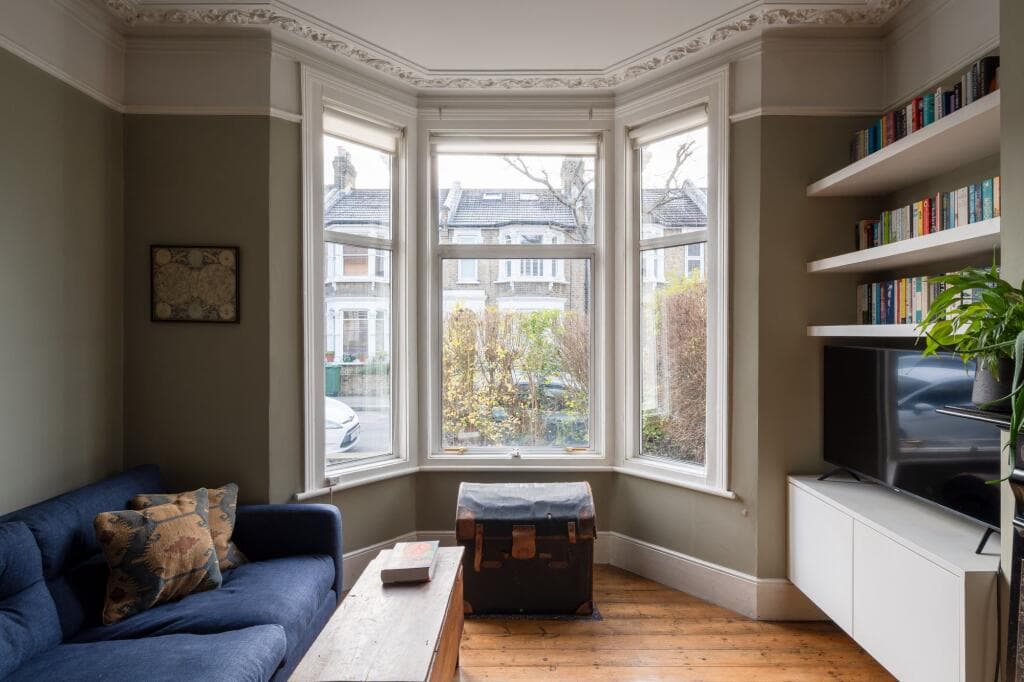 2 bedroom flat for sale in Leybourne Road, Bushwood, London, E11