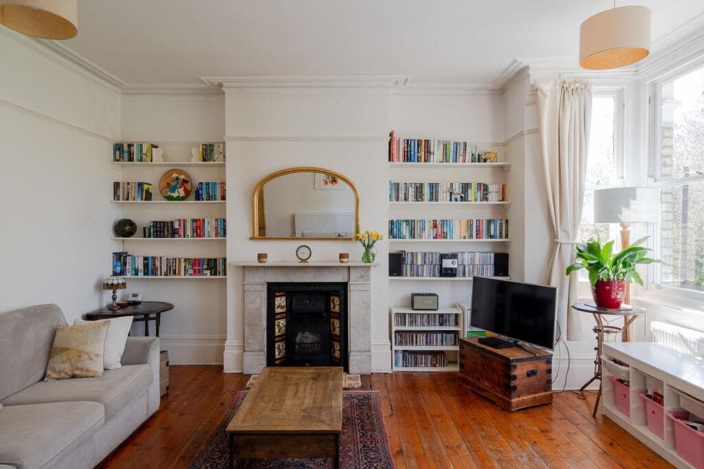 2 bedroom flat for sale in Forest Glade, Upper Leytonstone, London, E11