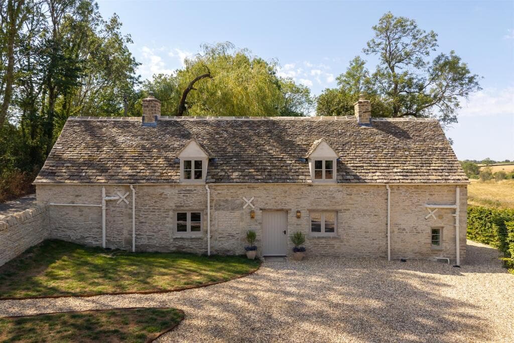 3 bedroom detached house for sale in Barnsley, Cirencester, GL7