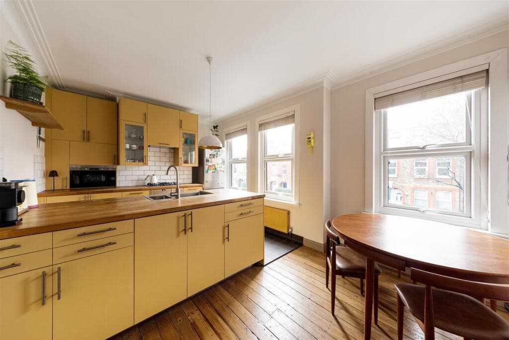 2 bedroom maisonette for sale in Hibbert Road, Walthamstow, E17