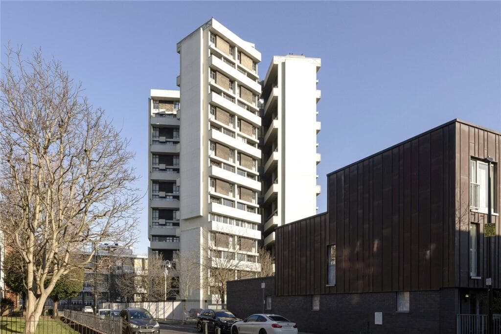 1 bedroom apartment for sale in Guide £350,000 - £375,000 Keeling House, Claredale Street, Bethnal Green E2