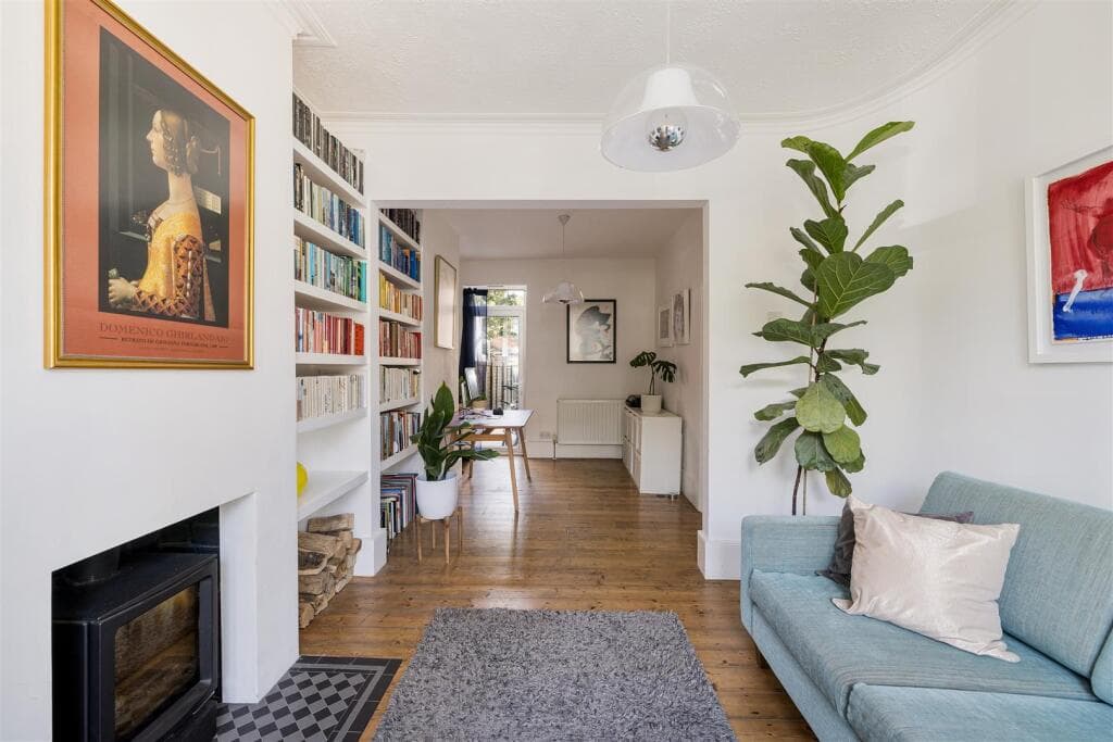3 bedroom house for sale in Melbourne Road, Leyton, E10
