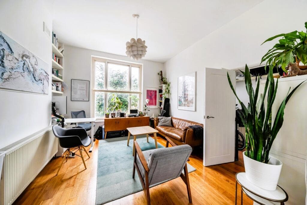 2 bedroom flat for sale in Queens Crescent, Kentish Town, London, NW5