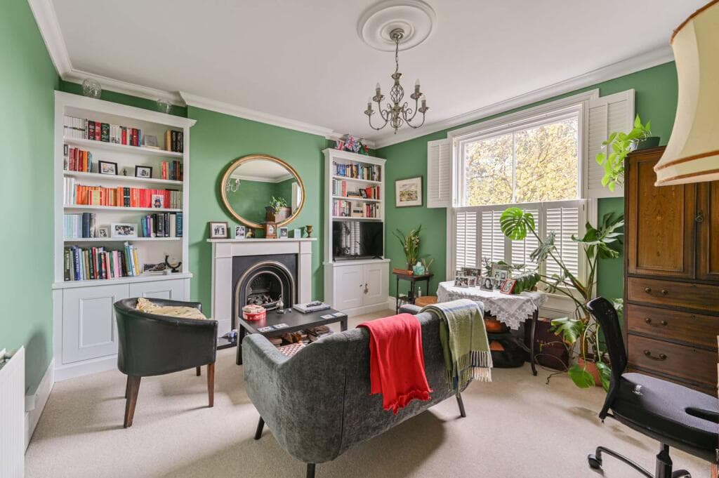 2 bedroom flat for sale in Kempshott Road, Streatham Common, London, SW16
