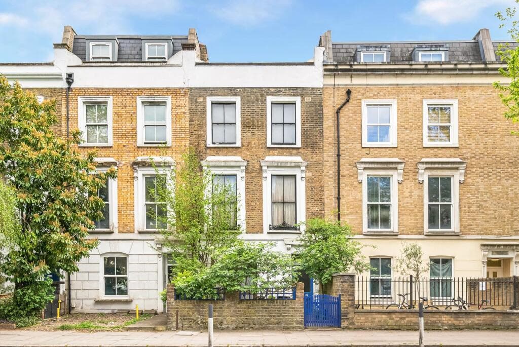 1 bedroom flat for sale in Tollington Road, London, N7