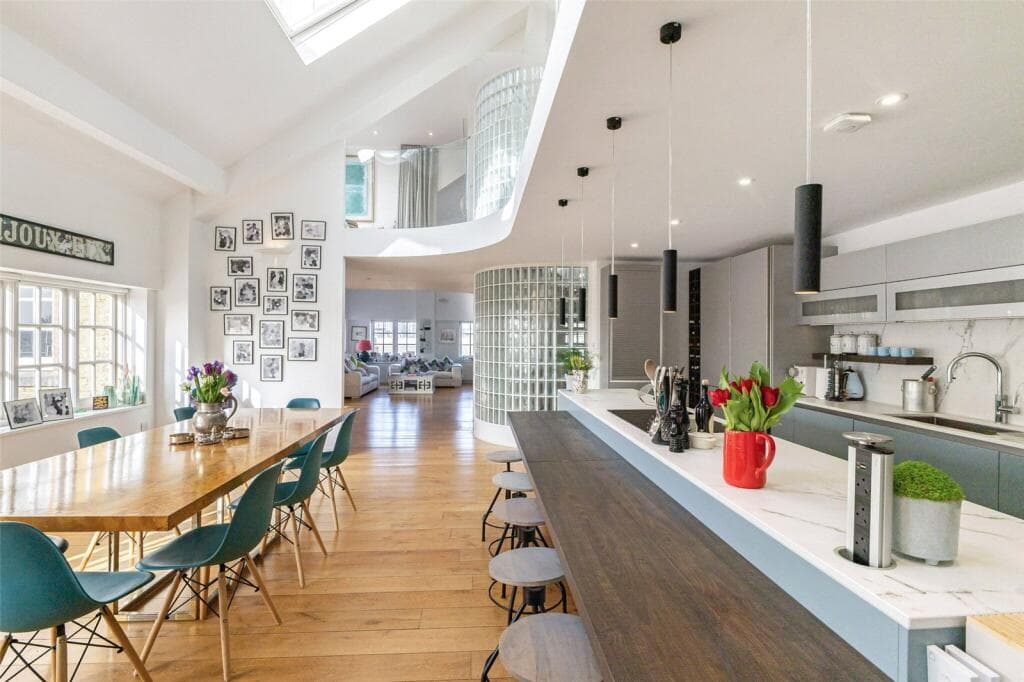3 bedroom penthouse for sale in Thackeray Road, London, SW8