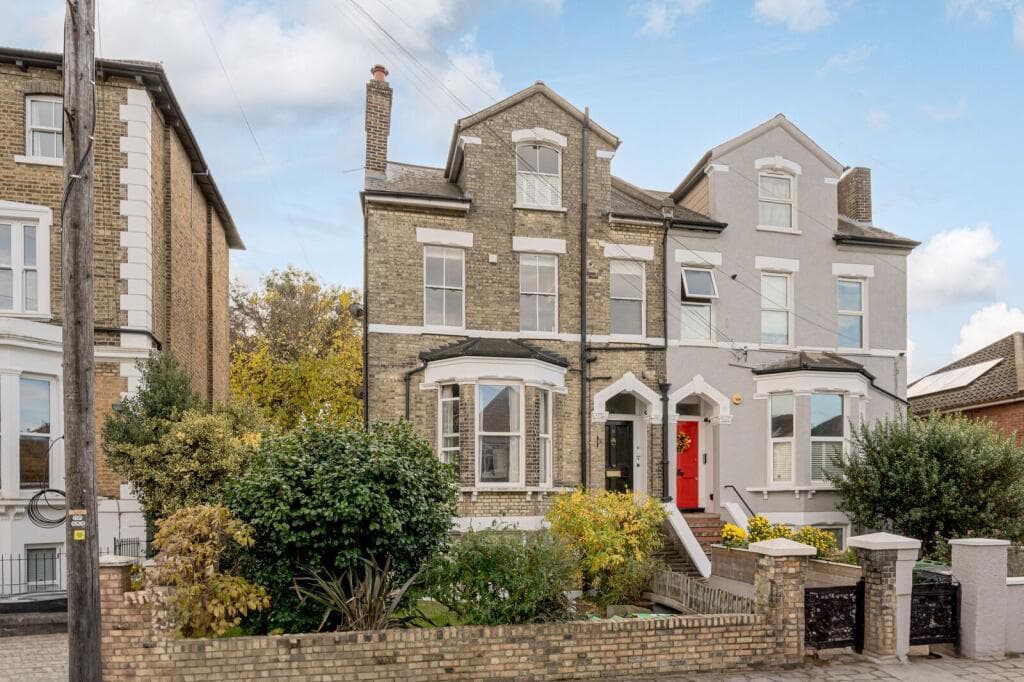 2 bedroom flat for sale in Kempshott Road, Streatham Common, London, SW16