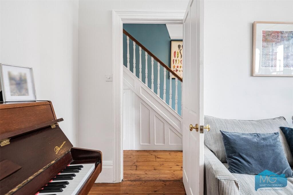 3 bedroom semi-detached house for sale in Radcliffe Road, London, N21